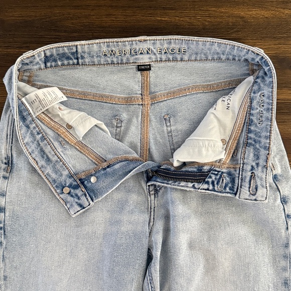 American Eagle Stretch High-Rise Straight Ripped Knee Mom Jeans Size 6 Long - Picture 4 of 10